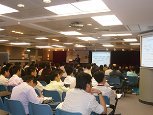 數十名人士專心聆聽台上演講,了解《新勞動合同法》及寫下筆記