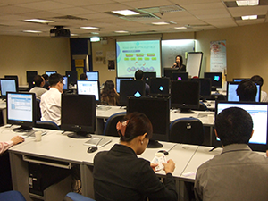 數十名人士聆聽系統講解並試用系統