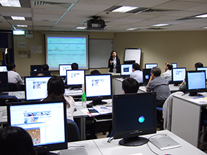 數十名人士在專人指導下一同體驗TOGO系統